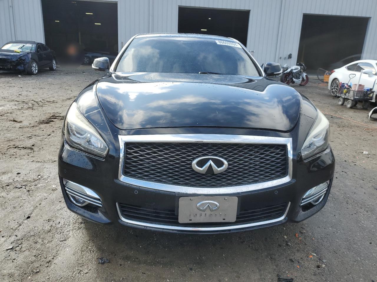 2016 Infiniti Q70 - Image 5