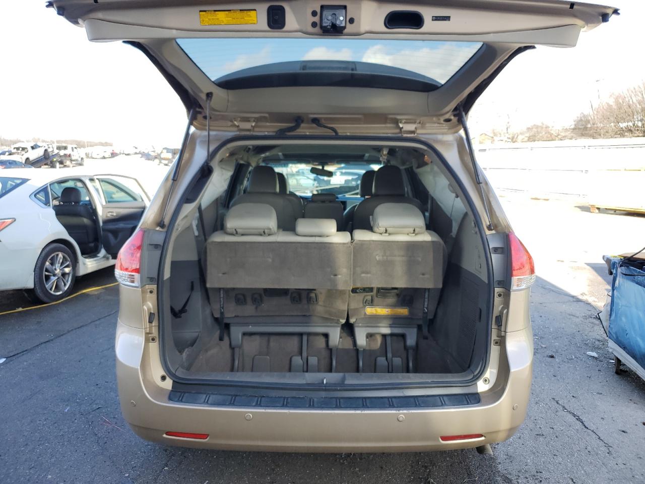 2014 Toyota Sienna - Image 6