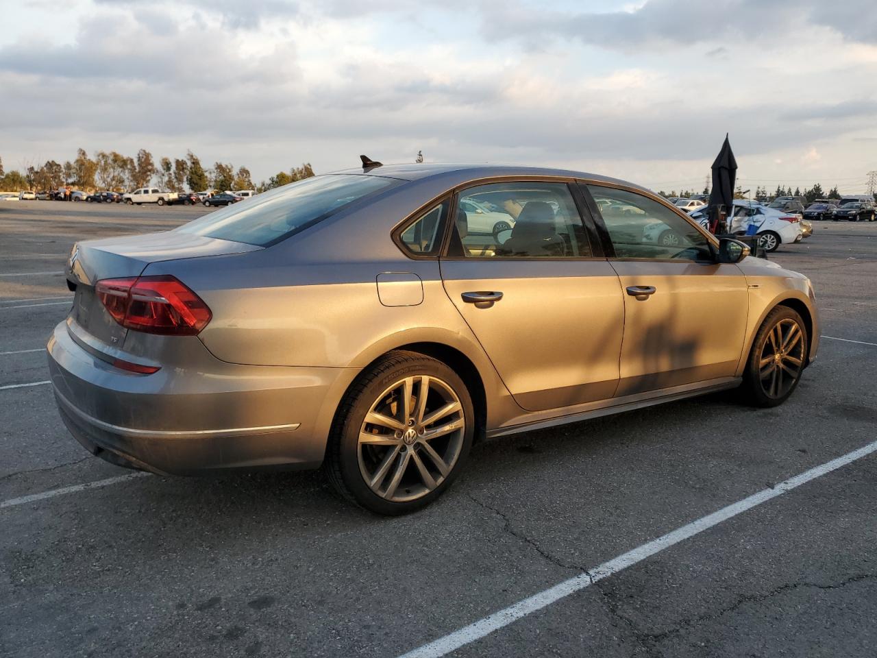 2018 Volkswagen Passat - Image 3
