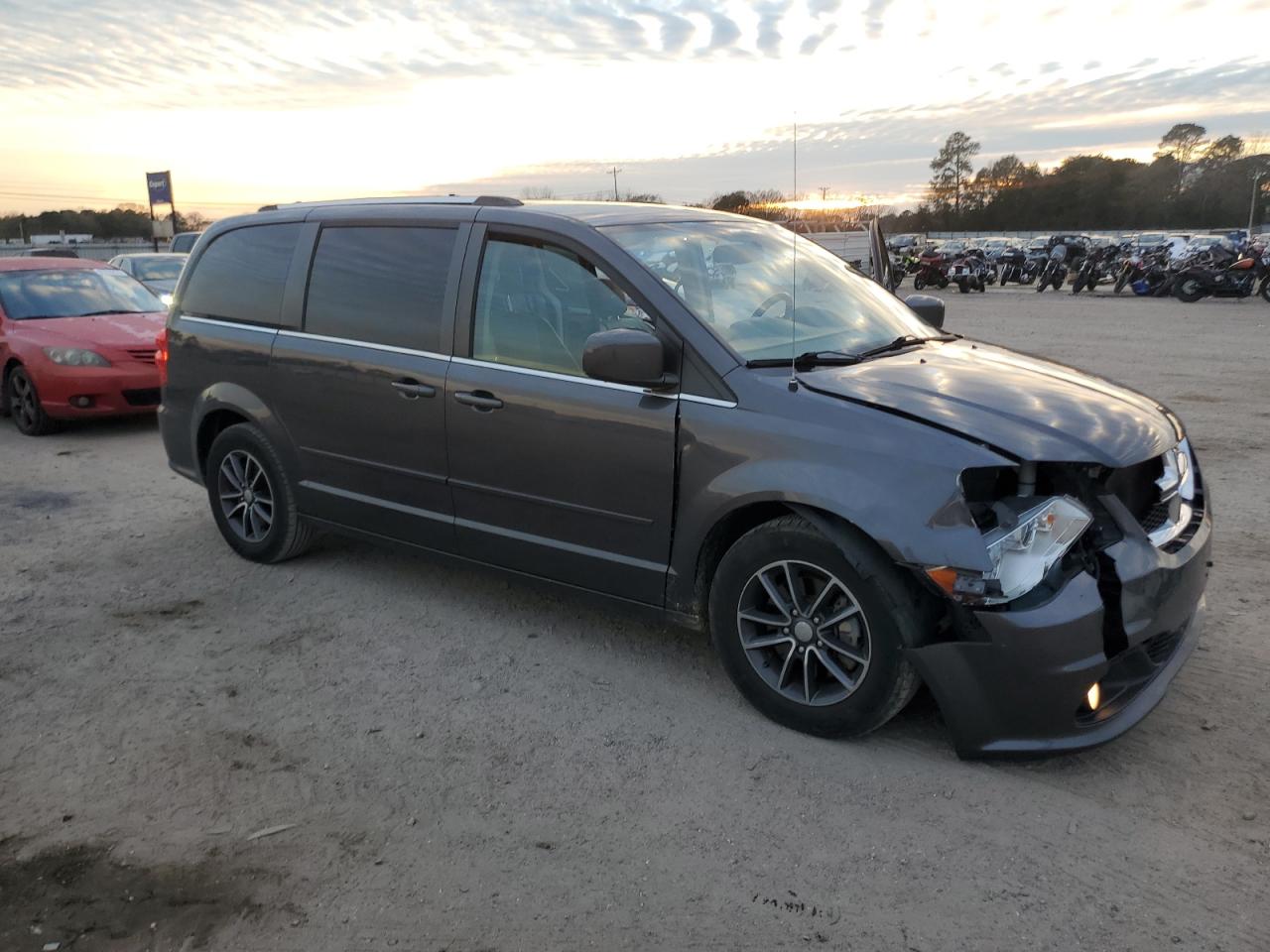2017 Dodge Caravan - Image 4