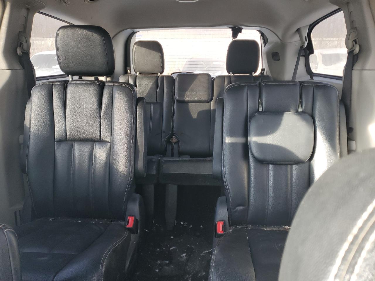 2016 Chrysler Town & Country - Image 10