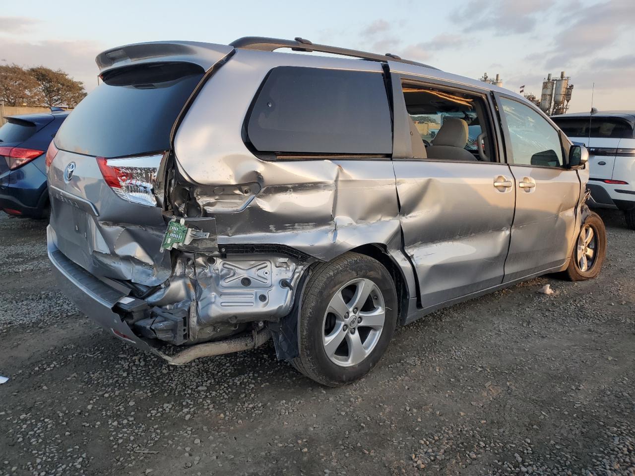 2013 Toyota Sienna - Image 3