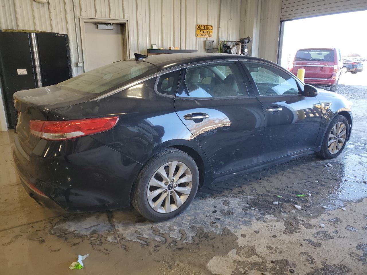 VIN 5XXGU4L3XHG143175 2017 KIA OPTIMA no.3