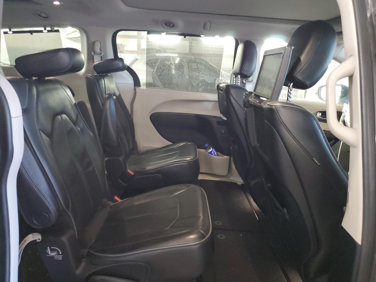 2017 Chrysler Pacifica - Image 11