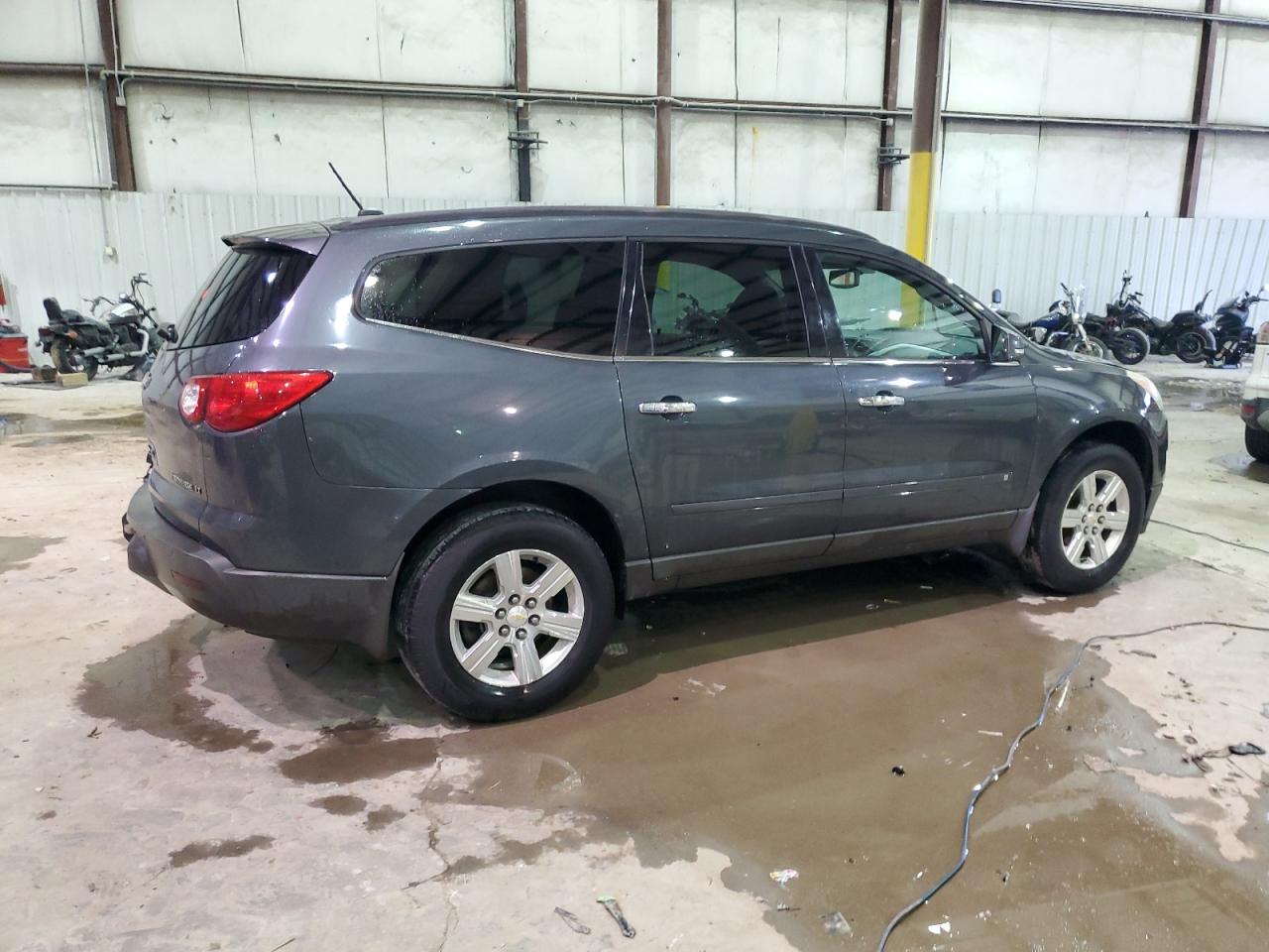 2010 Chevrolet Traverse - Image 3