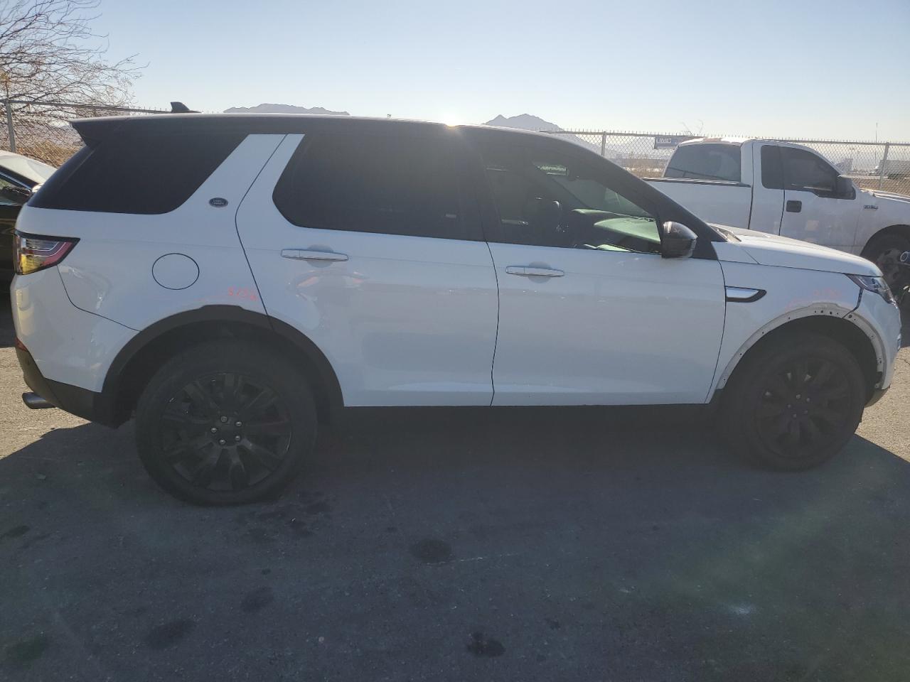 2016 Land Rover Discovery - Image 3