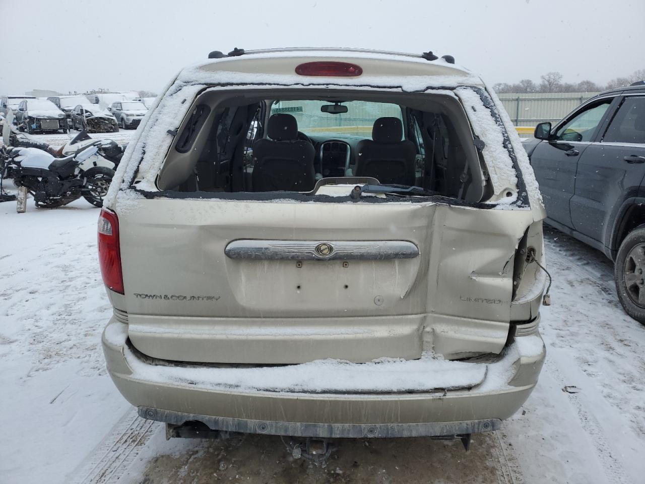 2005 Chrysler Town & Country - Image 6