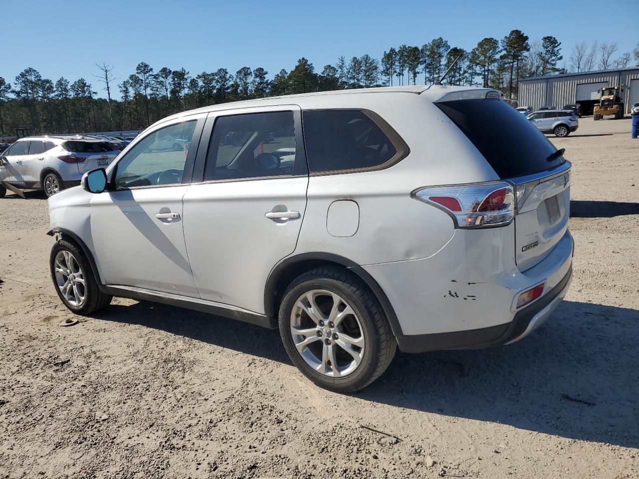 2015 Mitsubishi Outlander - Image 2