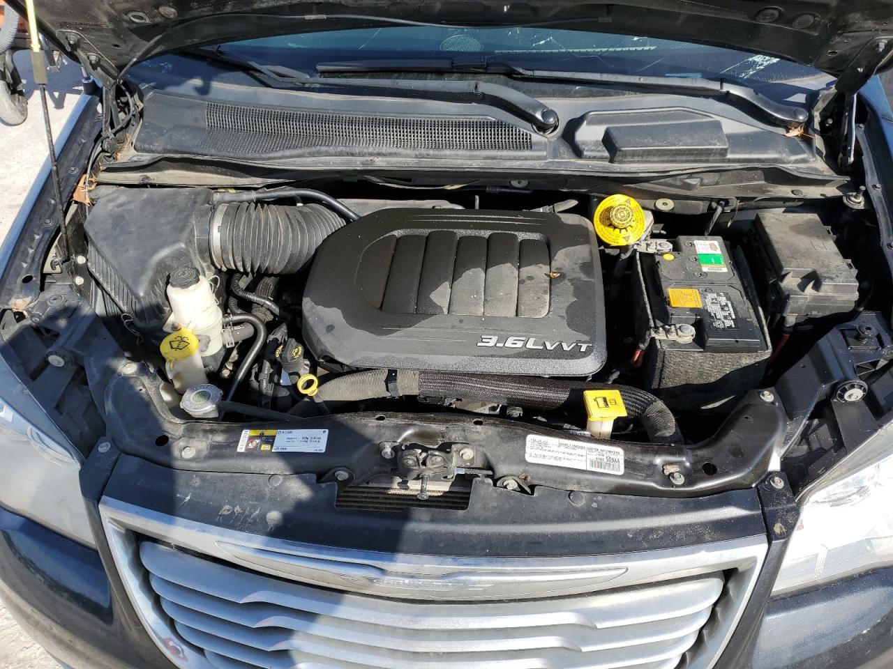 2016 Chrysler Town & Country - Image 13