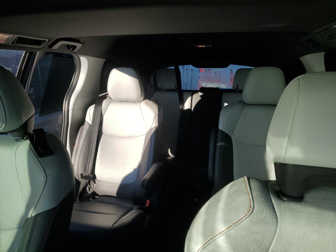 2021 Toyota Sienna - Image 10