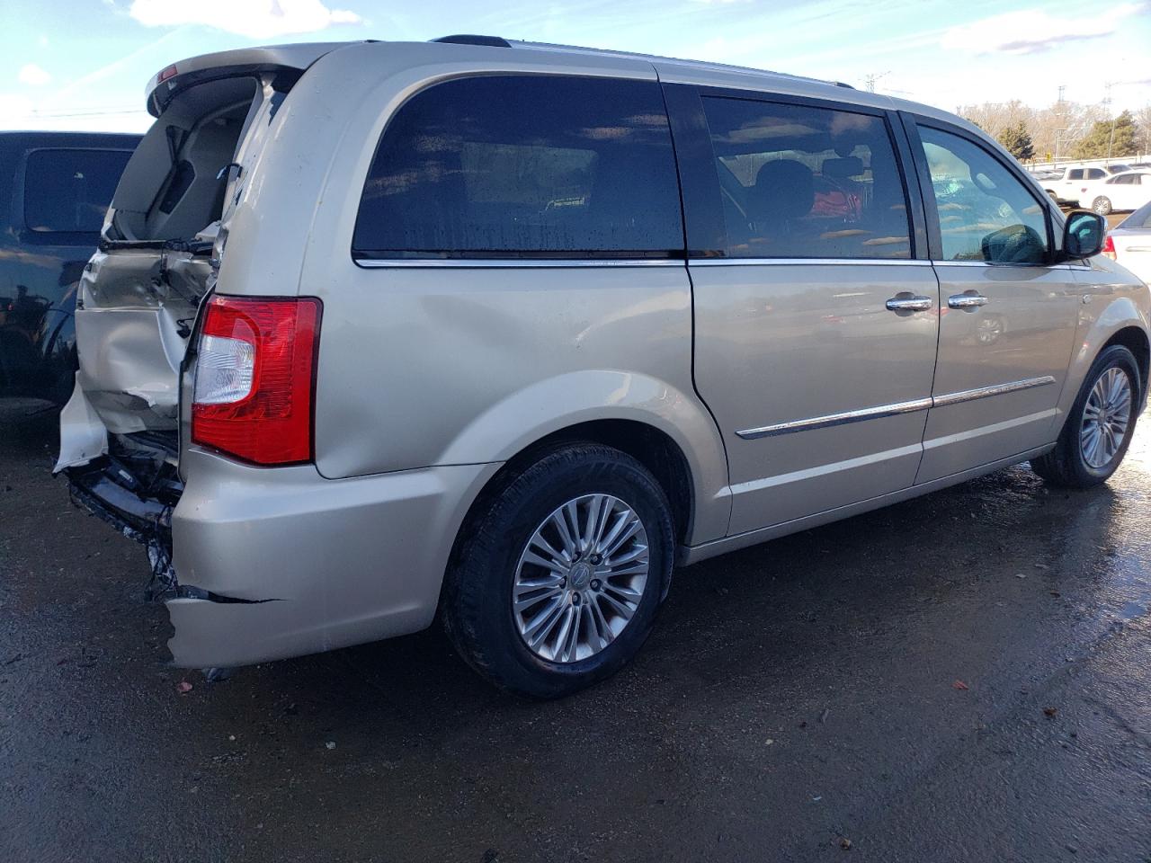 2014 Chrysler Town & Country - Image 3