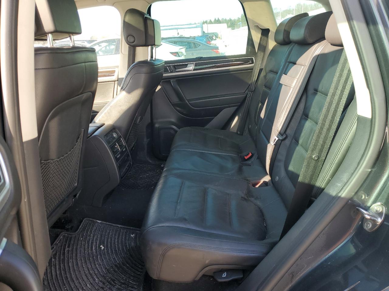 2016 Volkswagen Touareg - Image 11
