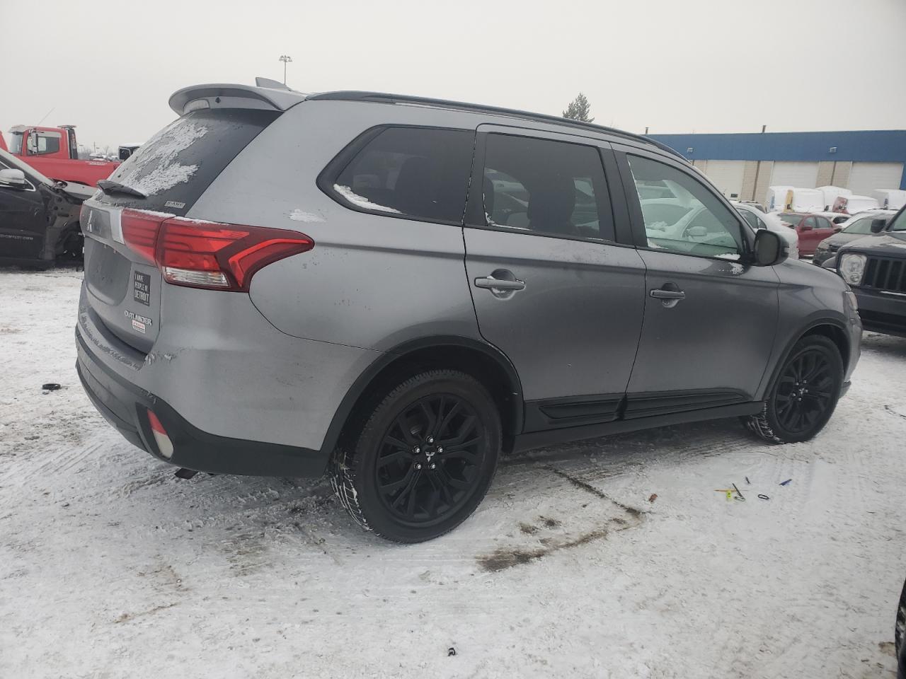 2018 Mitsubishi Outlander - Image 3