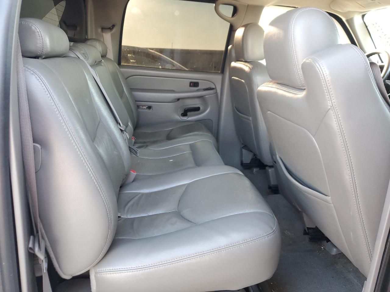 2005 Chevrolet Avalanche - Image 10