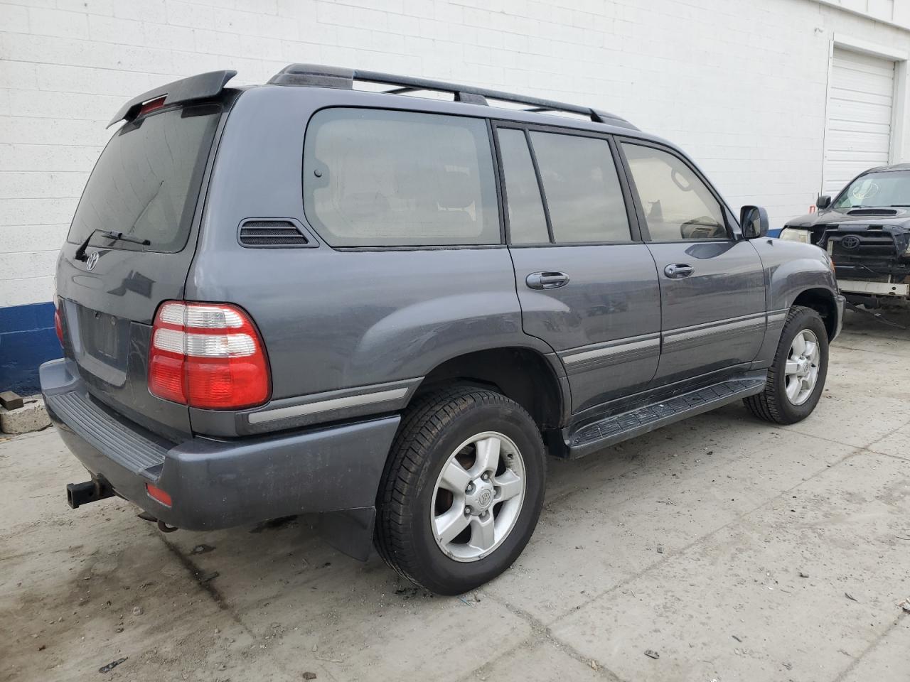 2003 Toyota Land Cruiser - Image 3