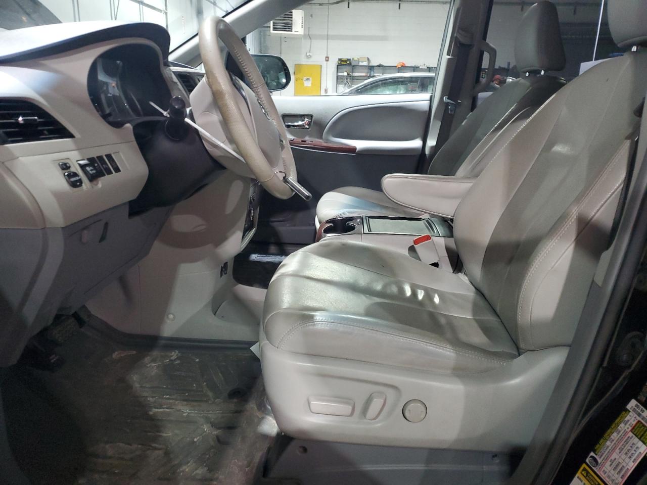 2013 Toyota Sienna - Image 7