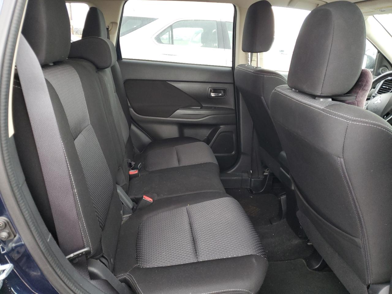 2018 Mitsubishi Outlander - Image 11