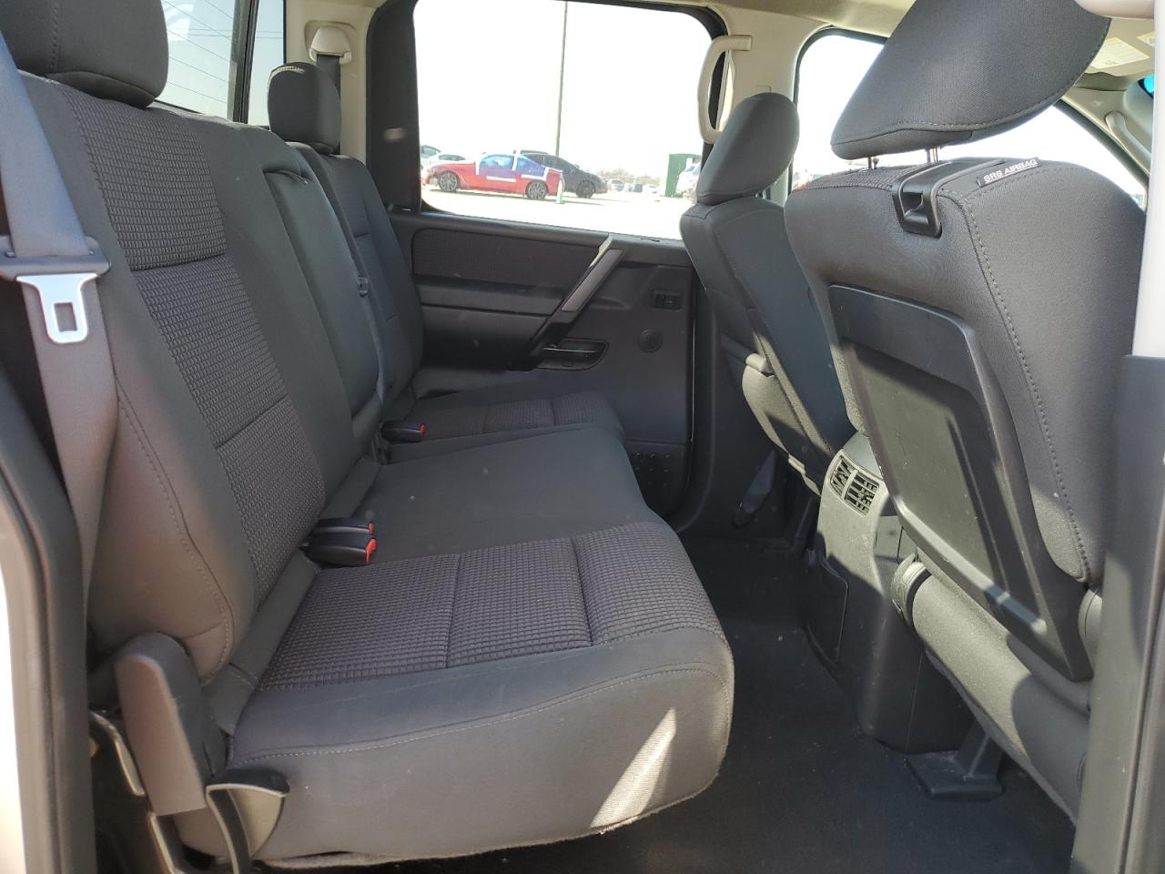 2010 Nissan Titan - Image 10