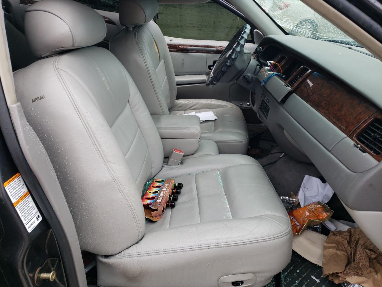 2002 Lincoln Town Car - Image 7