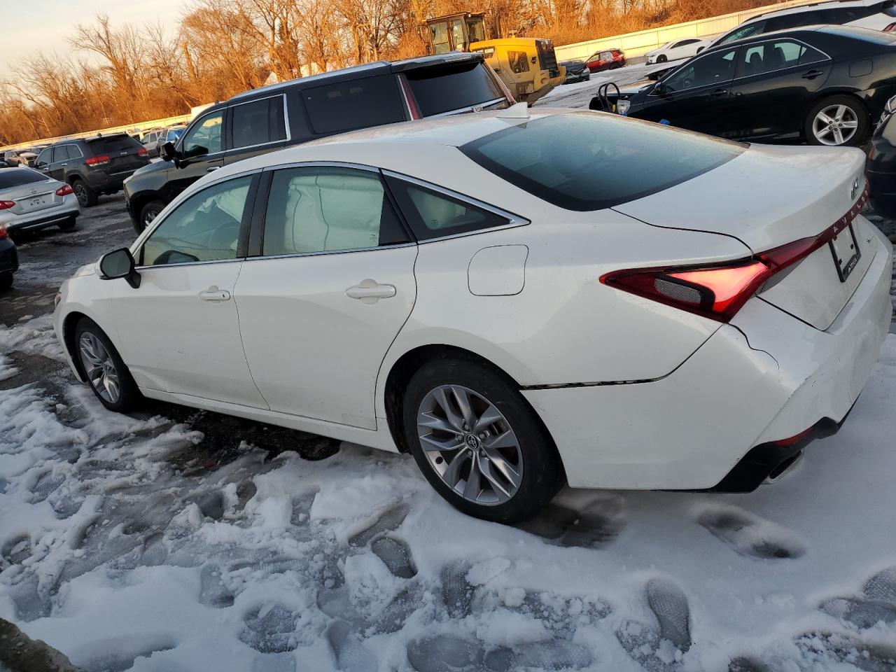 2021 Toyota Avalon - Image 2