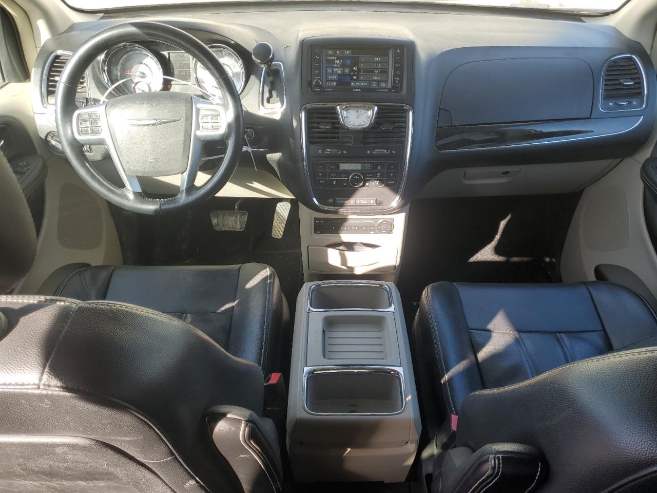 2013 Chrysler Town & Country - Image 8