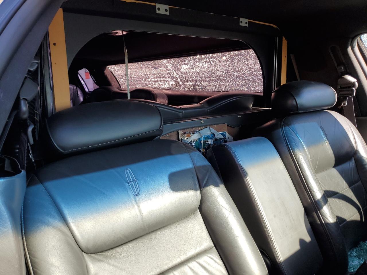 2001 Lincoln Town Car - Image 12