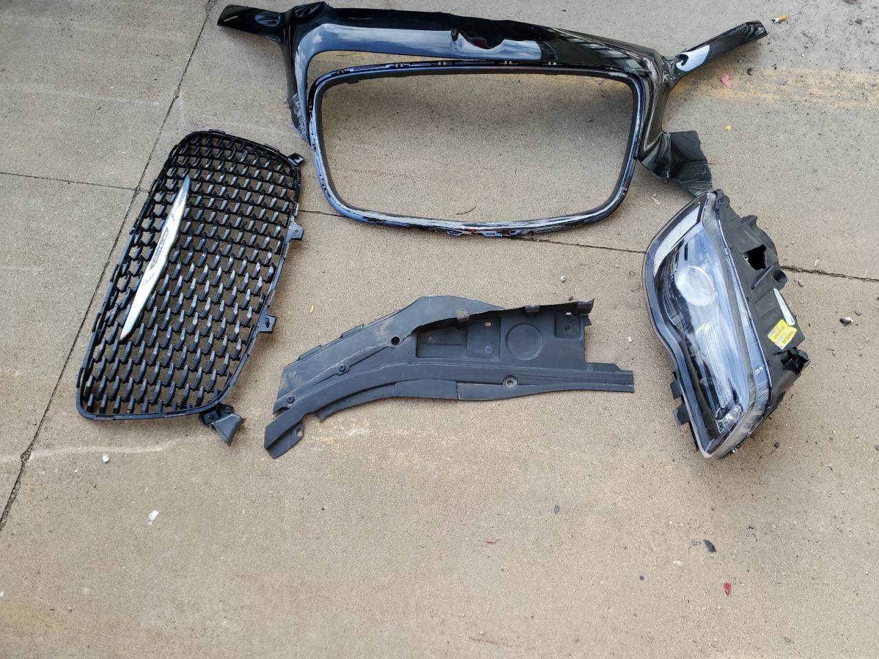 2016 Chrysler 300 - Image 12