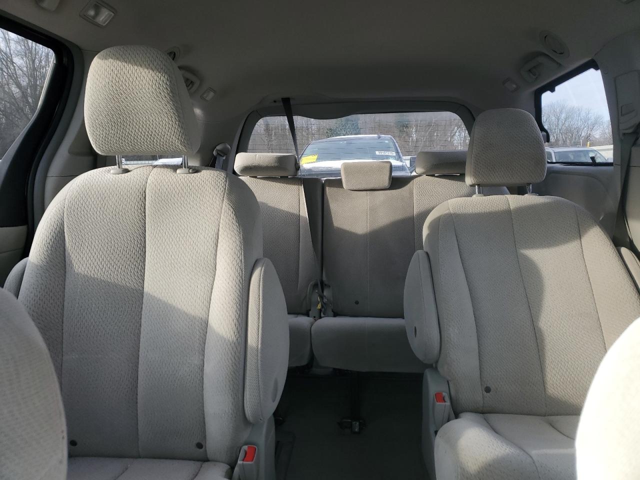 2013 Toyota Sienna - Image 10
