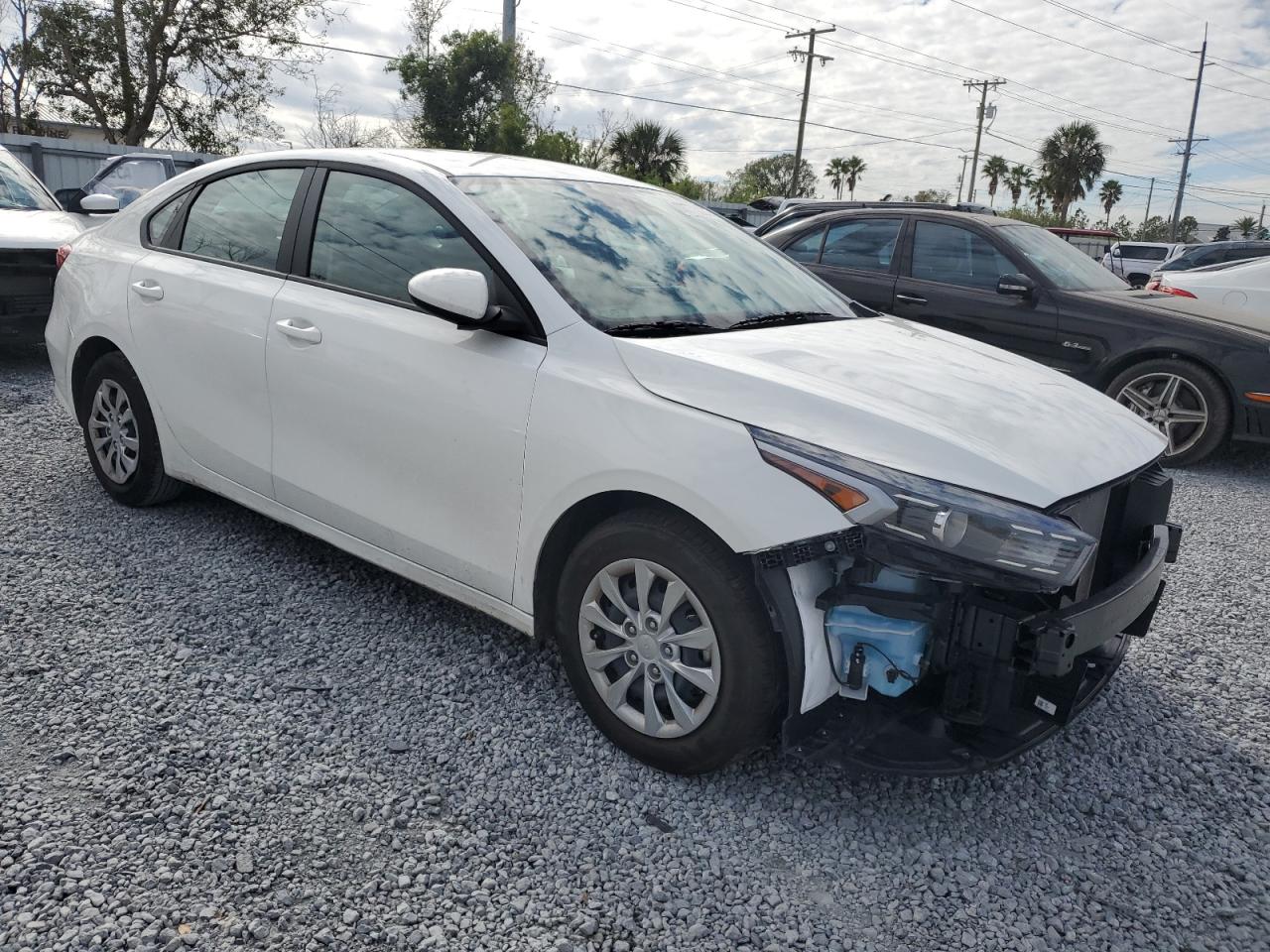 VIN 3KPF24AD7RE827656 2024 KIA FORTE no.4