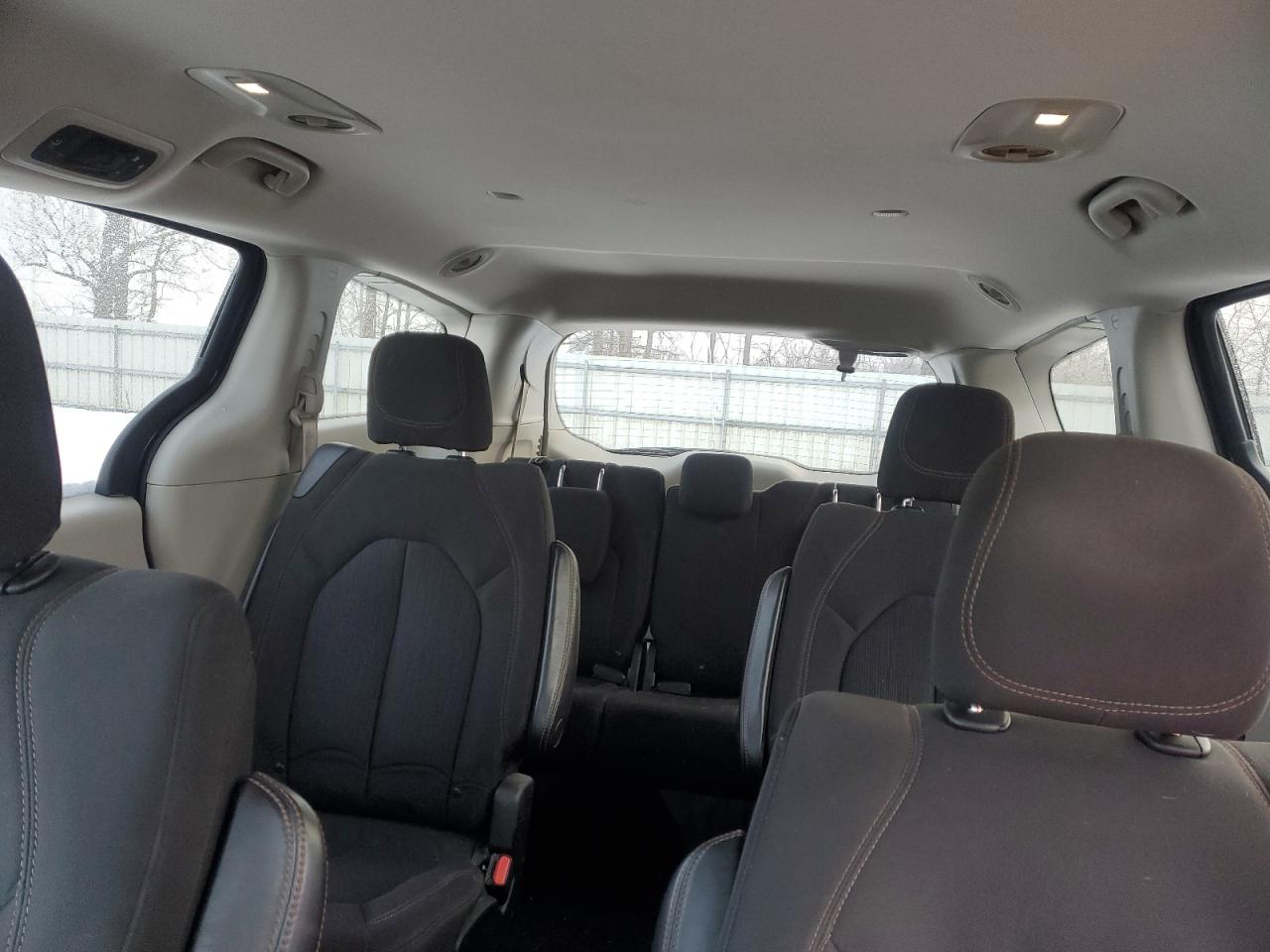 2017 Chrysler Pacifica - Image 10