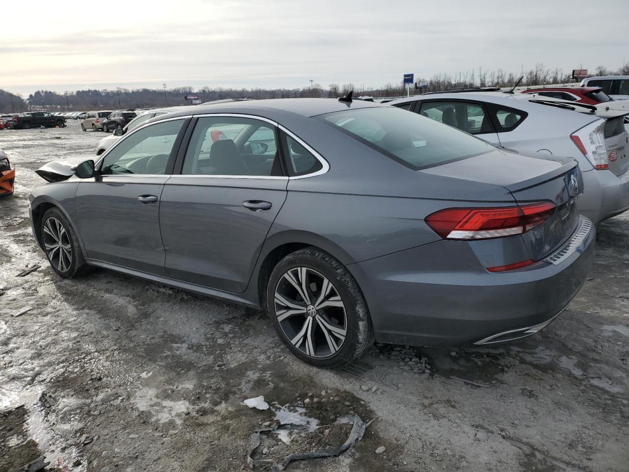 2021 Volkswagen Passat - Image 2