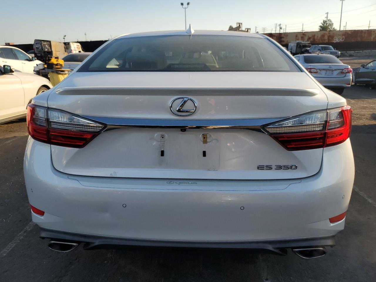 2017 Lexus ES - Image 6