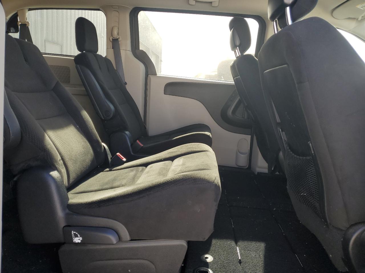 2016 Dodge Caravan - Image 11