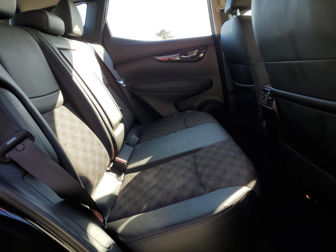 2021 Nissan Rogue - Image 11