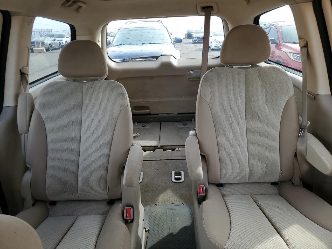 2012 Kia Sedona - Image 10