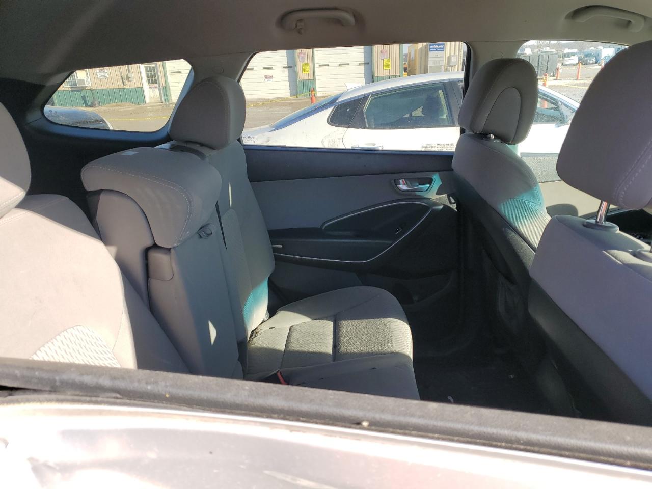 2016 Hyundai Santa Fe - Image 11