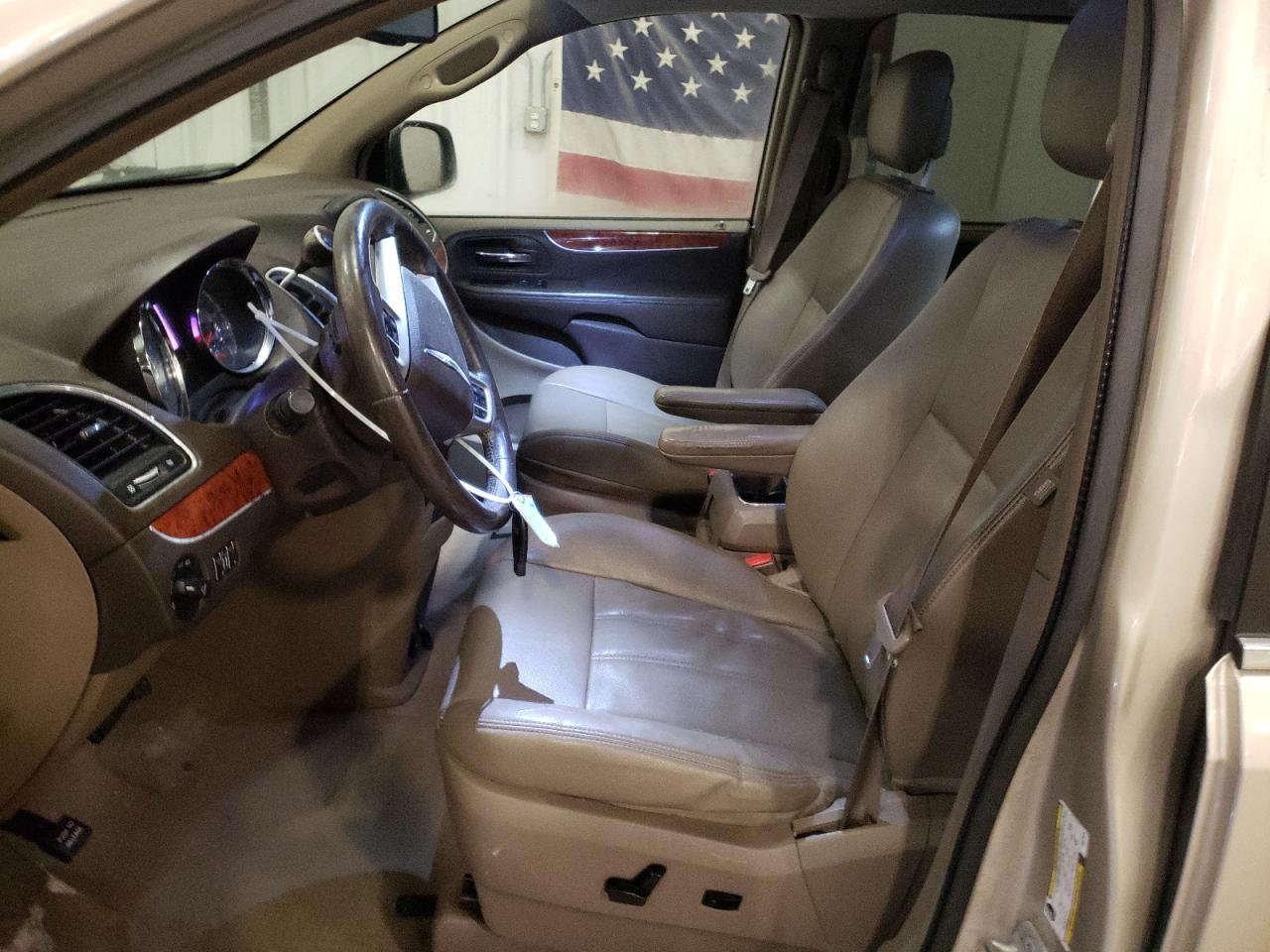 2014 Chrysler Town & Country - Image 7