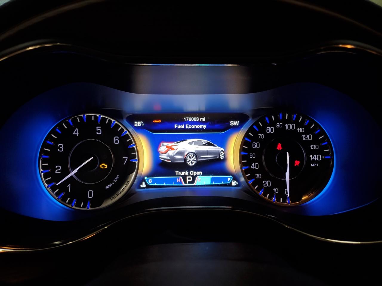 2015 Chrysler 200 - Image 9