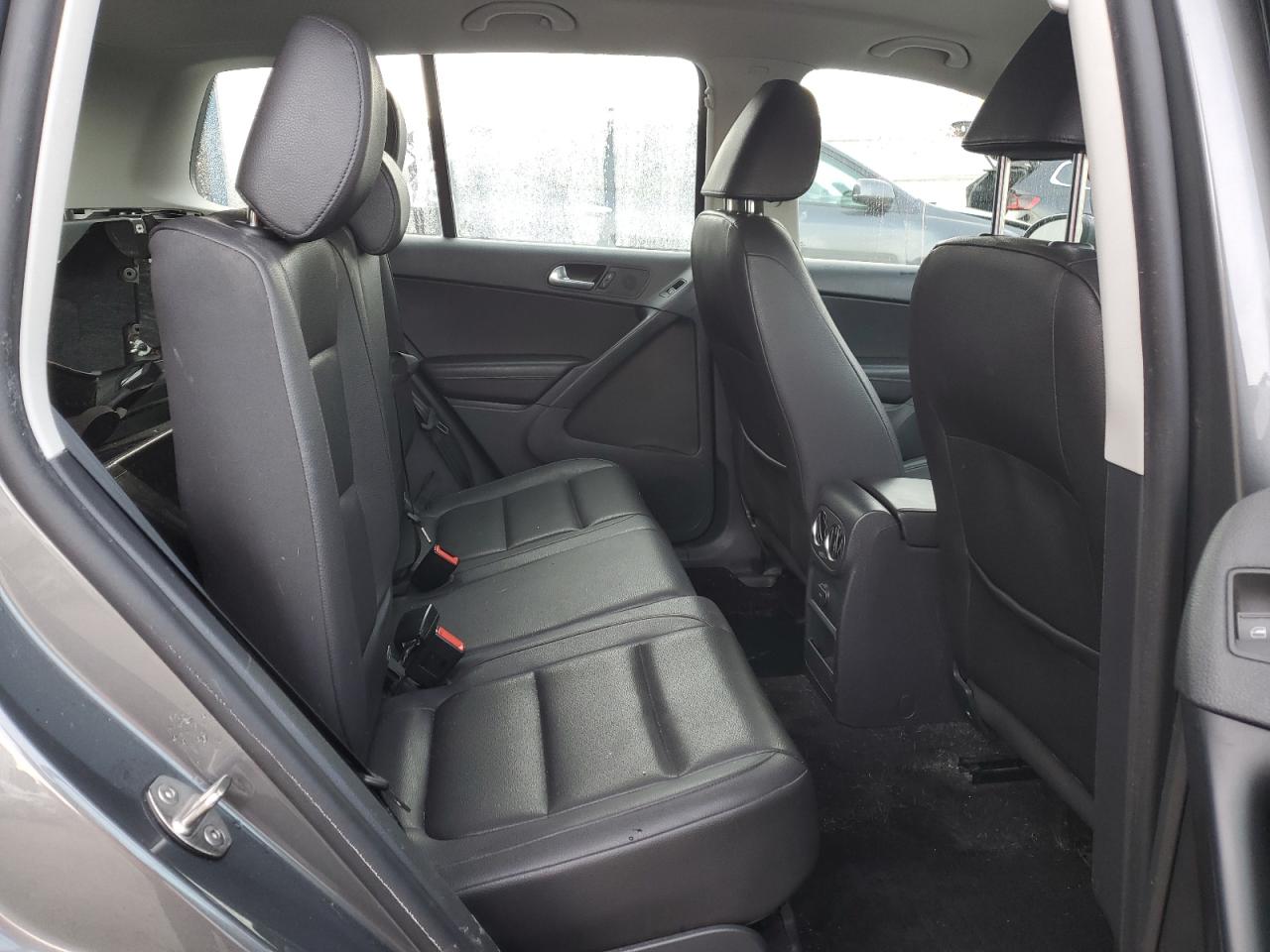 2017 Volkswagen Tiguan - Image 11