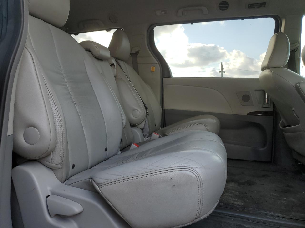 2011 Toyota Sienna - Image 11