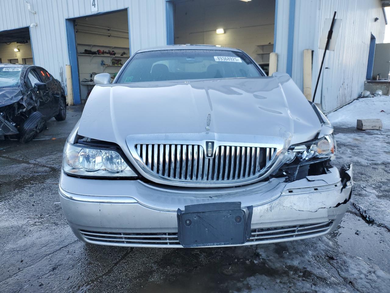 2009 Lincoln Town Car - Image 5