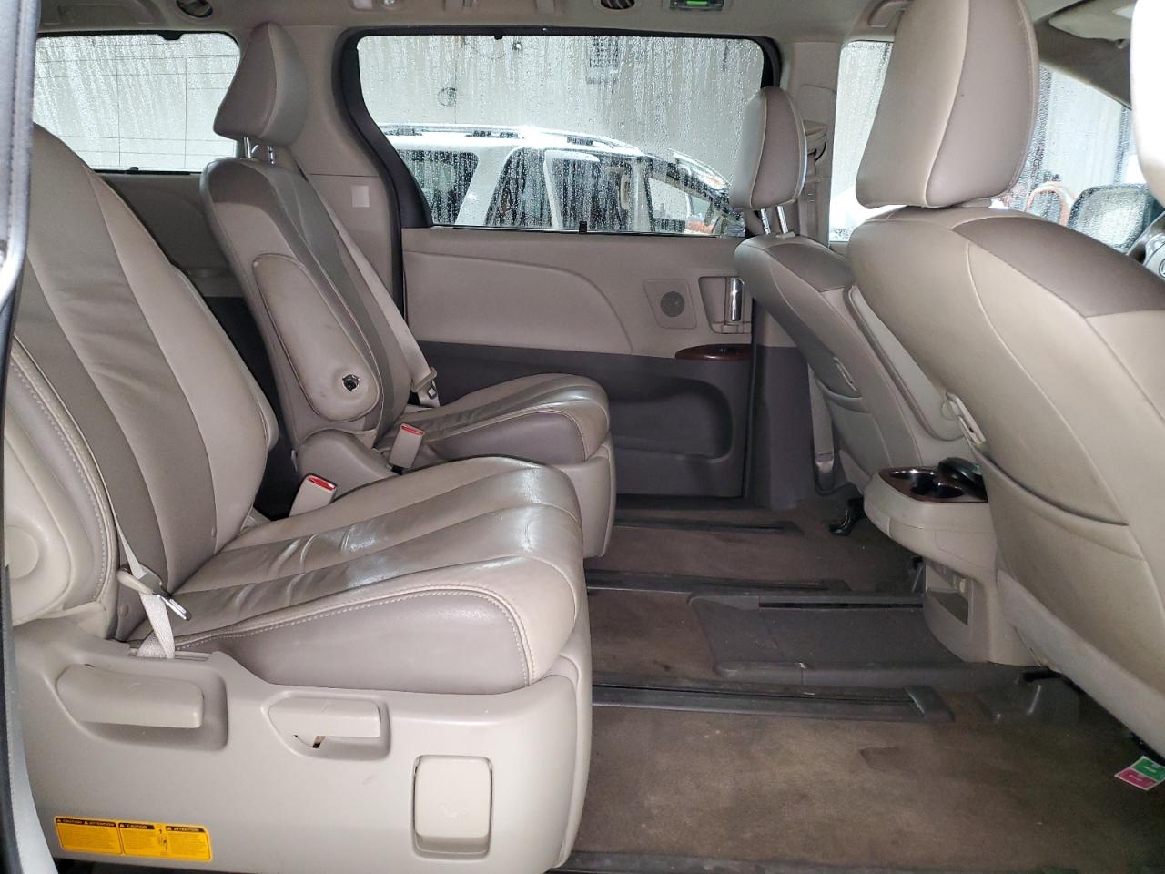 2012 Toyota Sienna - Image 11