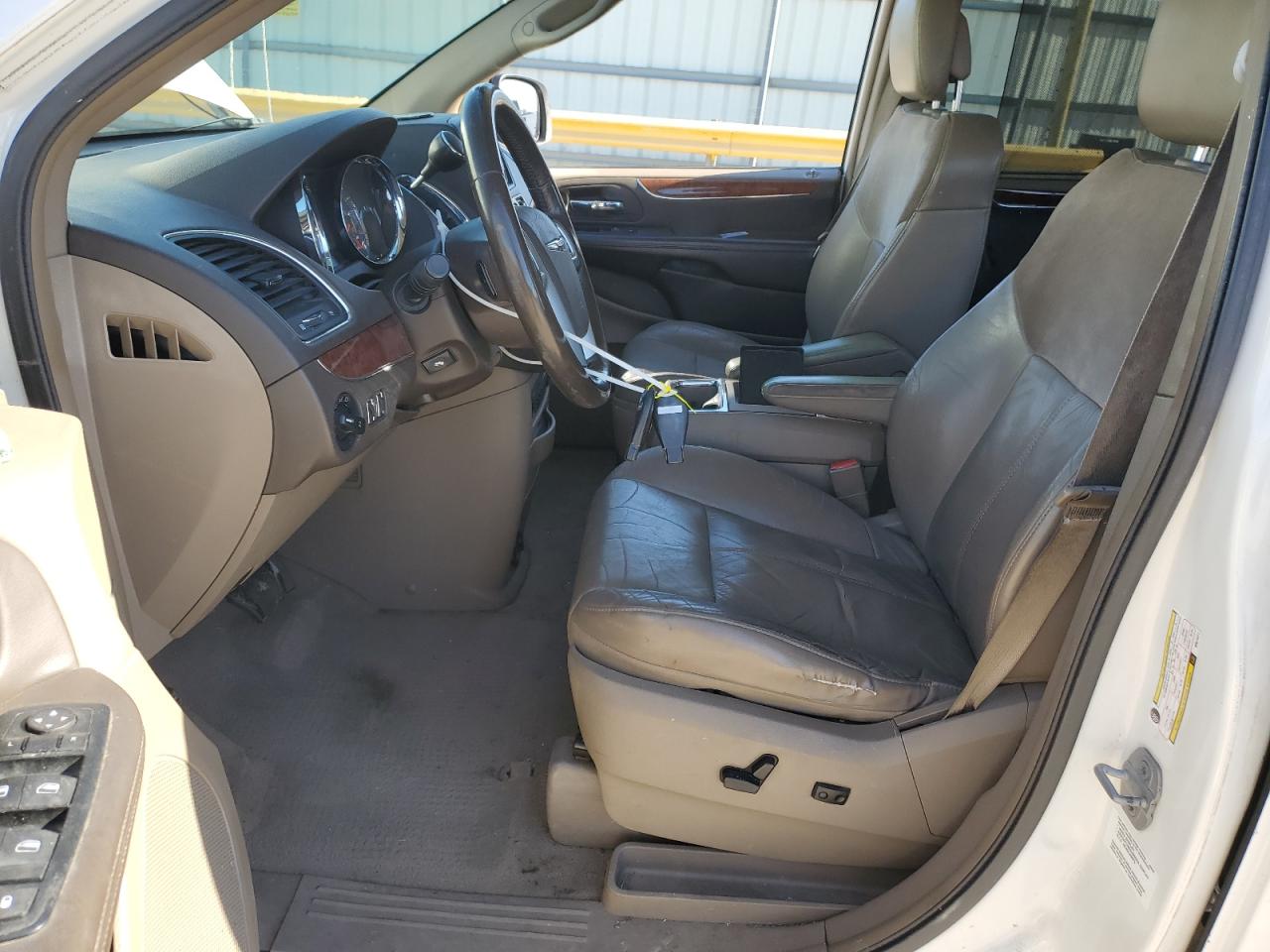 2011 Chrysler Town & Country - Image 7
