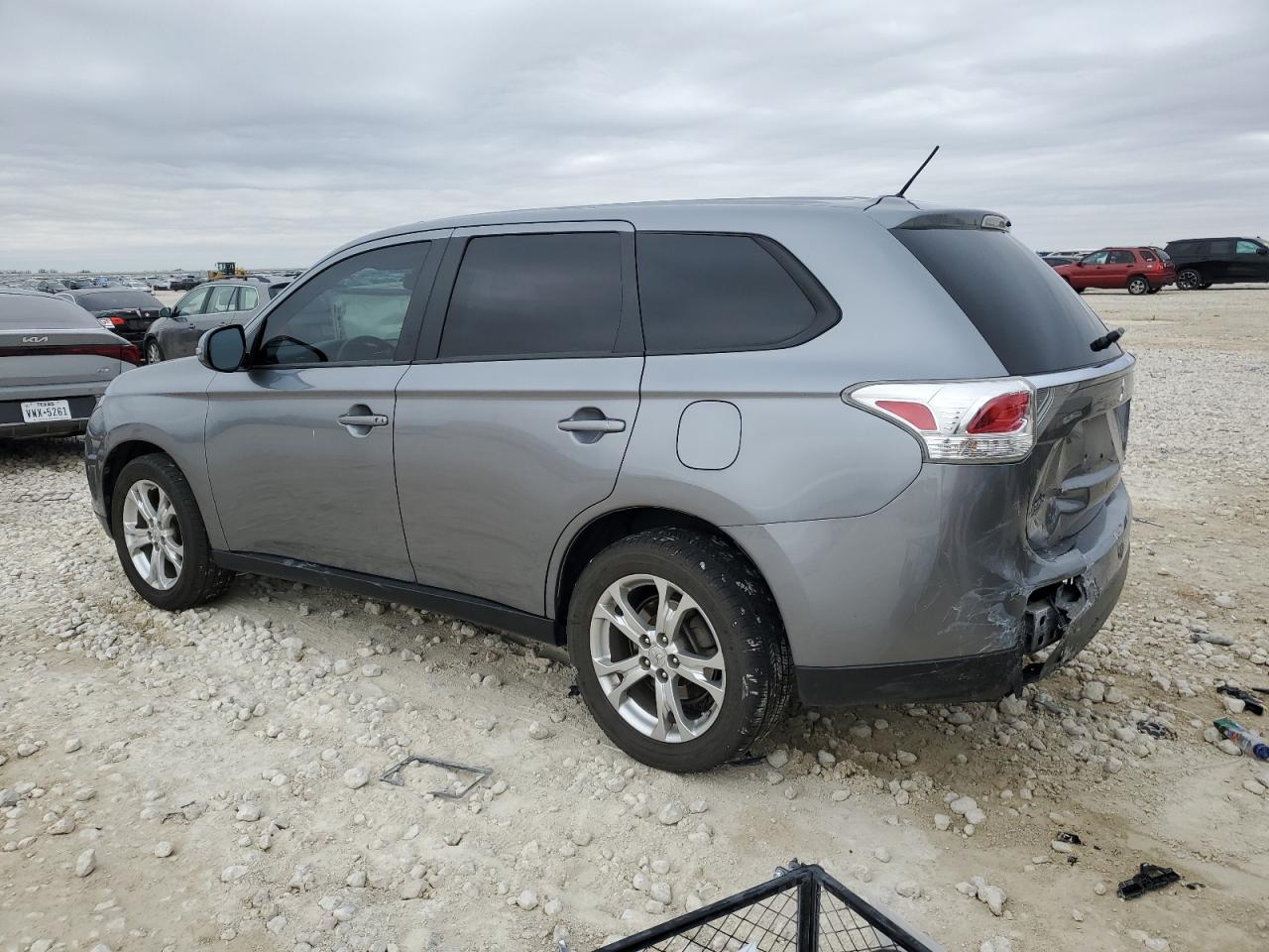 2014 Mitsubishi Outlander - Image 2