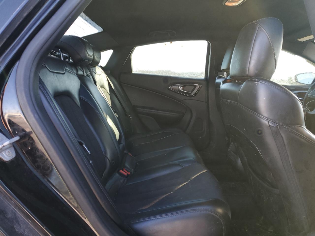 2016 Chrysler 200 - Image 10