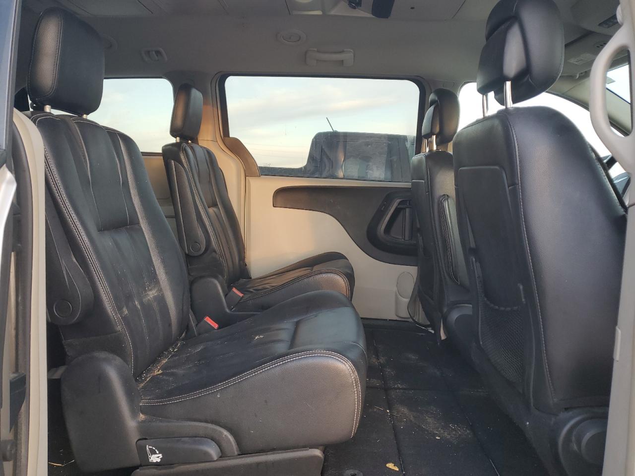 2014 Chrysler Town & Country - Image 11