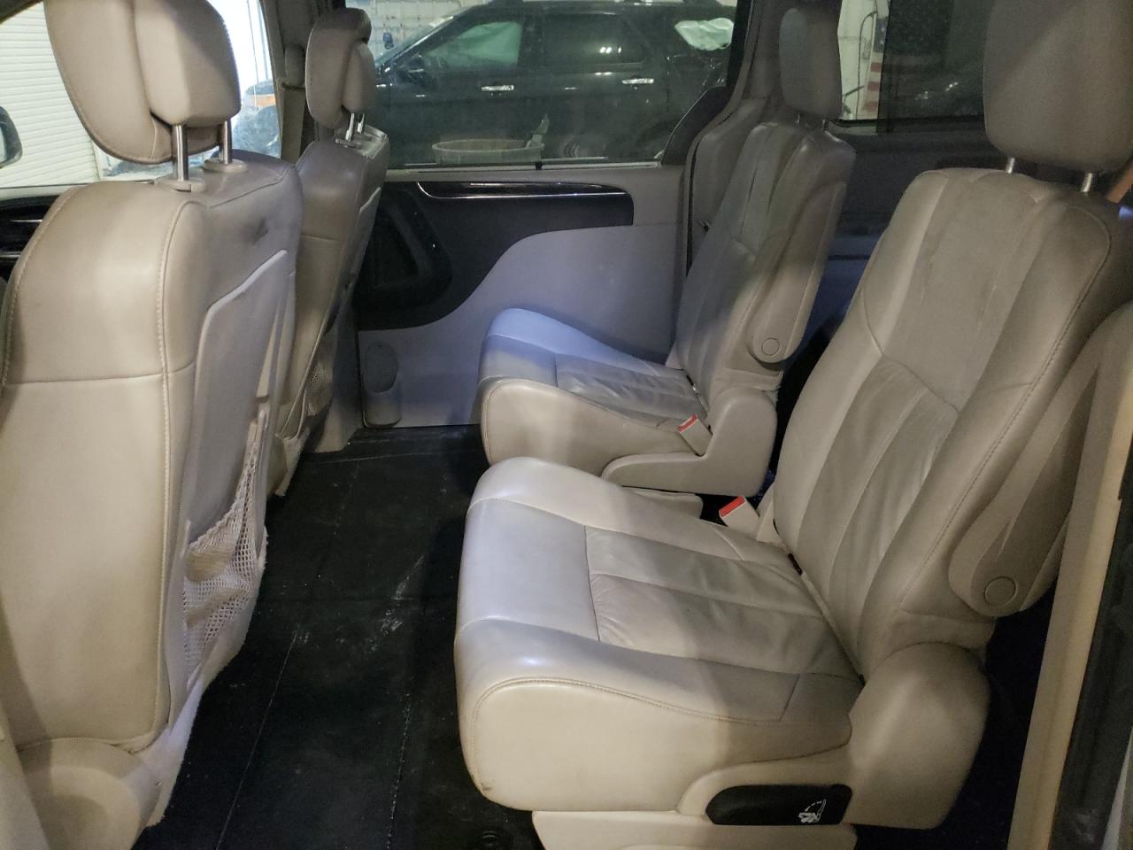 2012 Chrysler Town & Country - Image 11