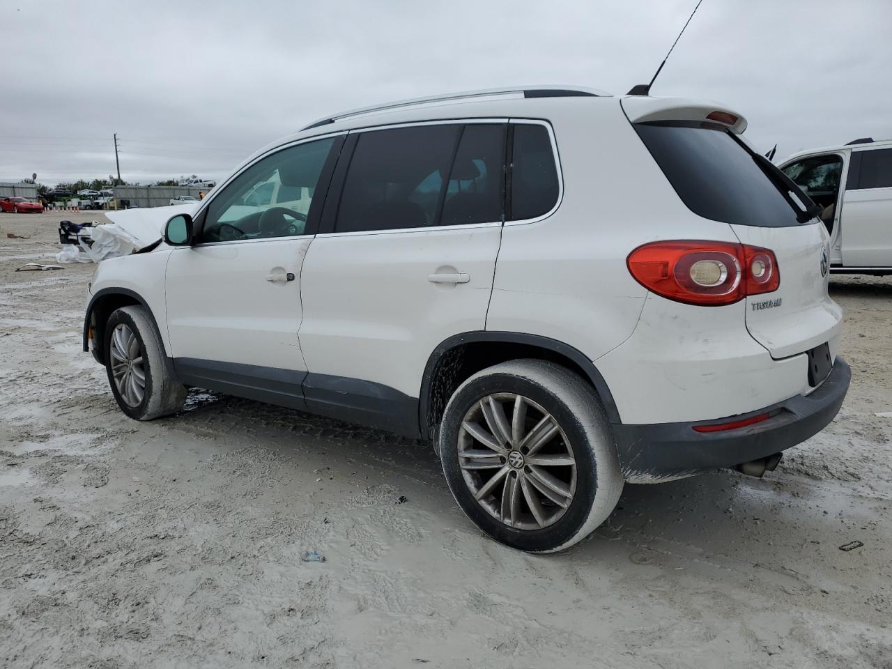 2010 Volkswagen Tiguan - Image 2