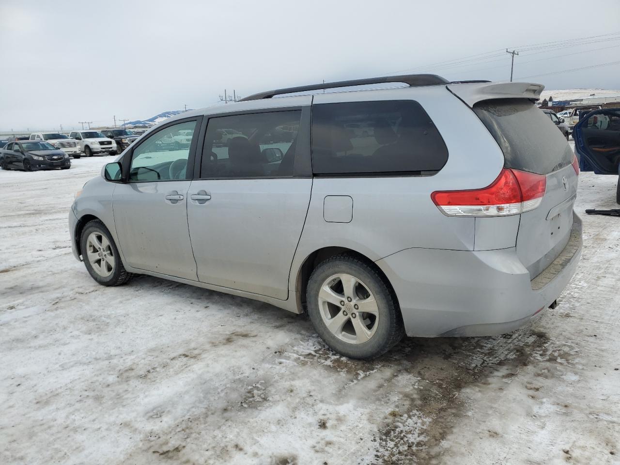 2013 Toyota Sienna - Image 2