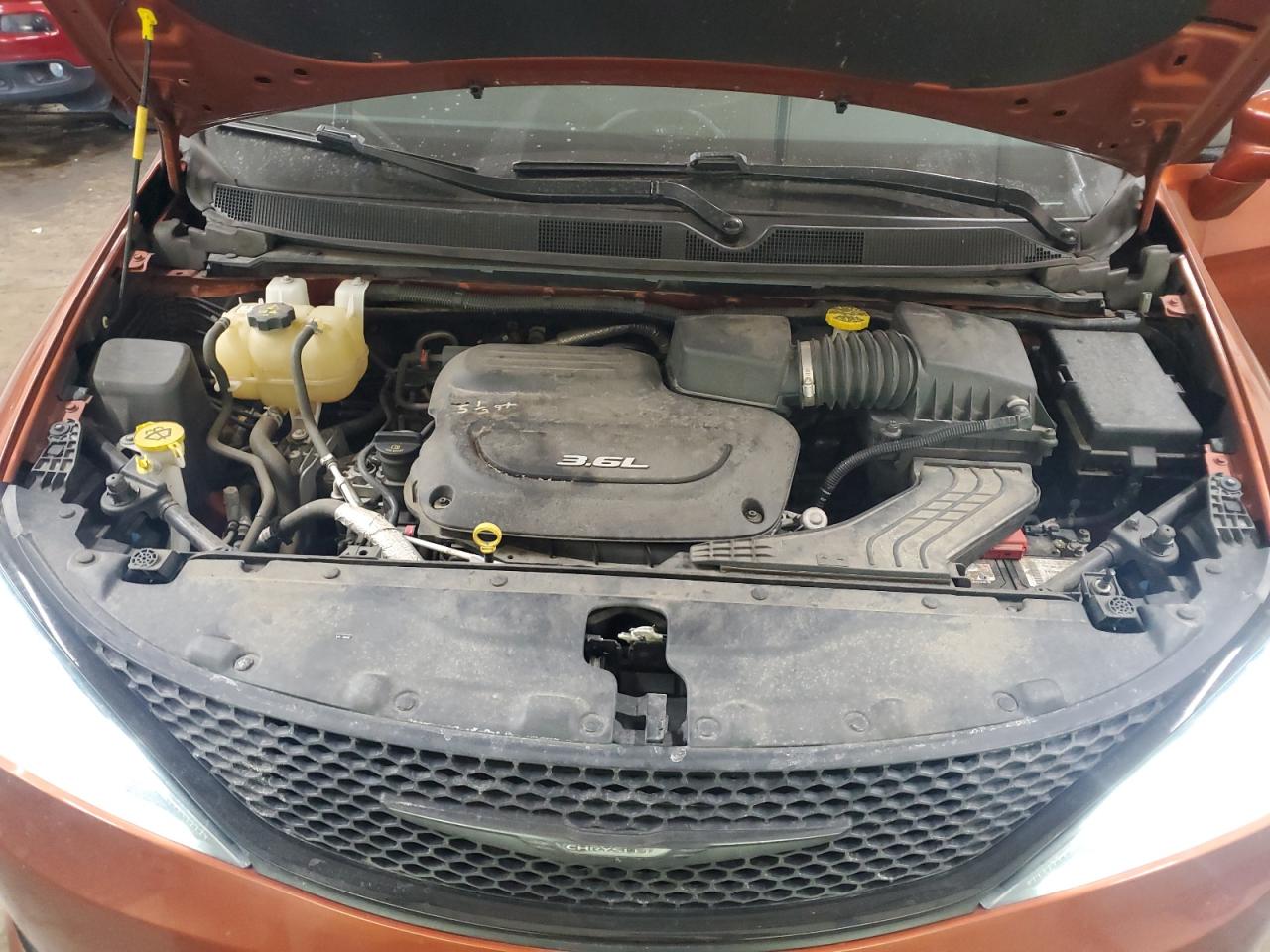 2018 Chrysler Pacifica - Image 12